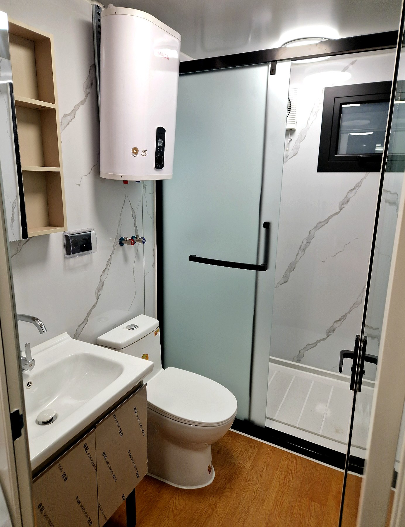 Badkamer van Model Duo met douche, toilet en wastafel van Wonen in 1 Dag