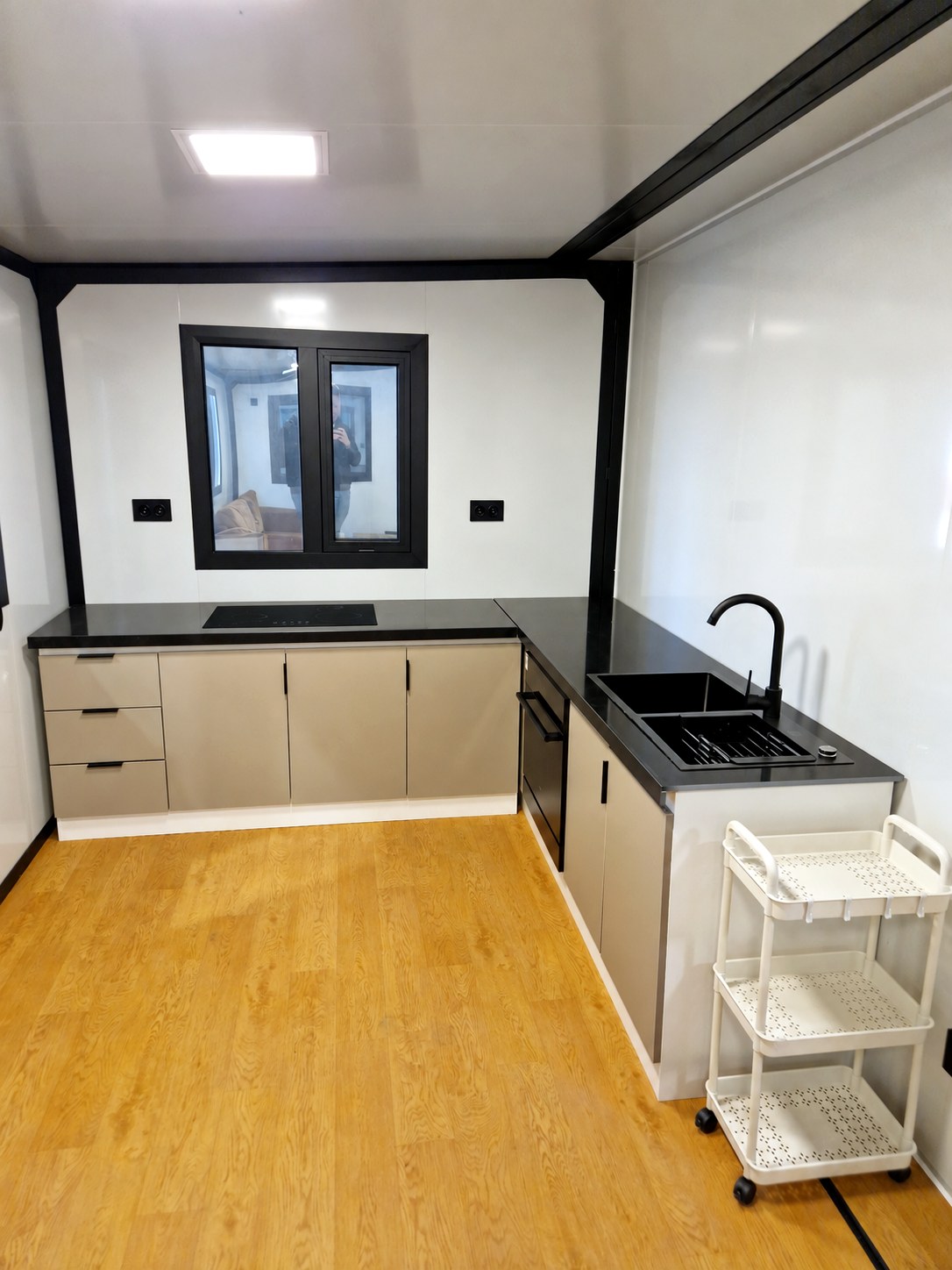 Keuken van Model Duo met kookplaat, spoelbak en kastruimte van Wonen in 1 Dag