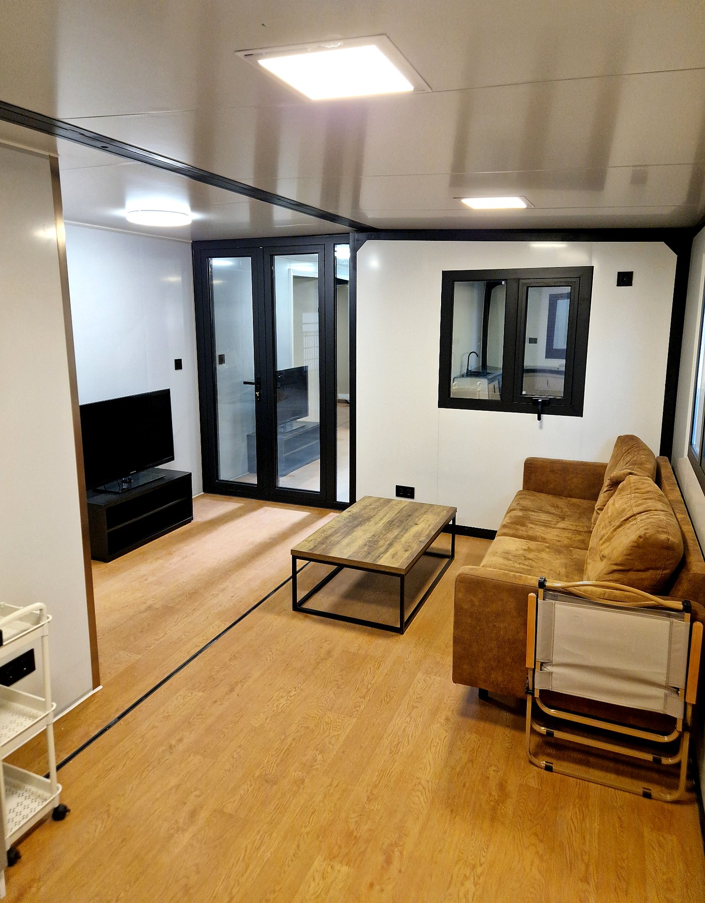 Woonruimte van Model Duo met bank, tafel en doorkijk naar de entree van Wonen in 1 Dag