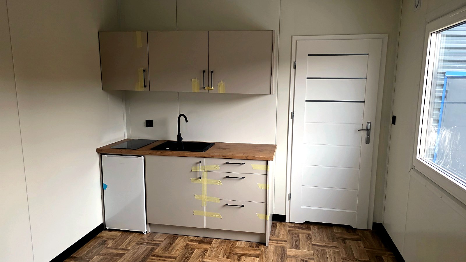 Keukenblok in de 3 meter unit met kookplaat en spoelbak van Wonen in 1 Dag