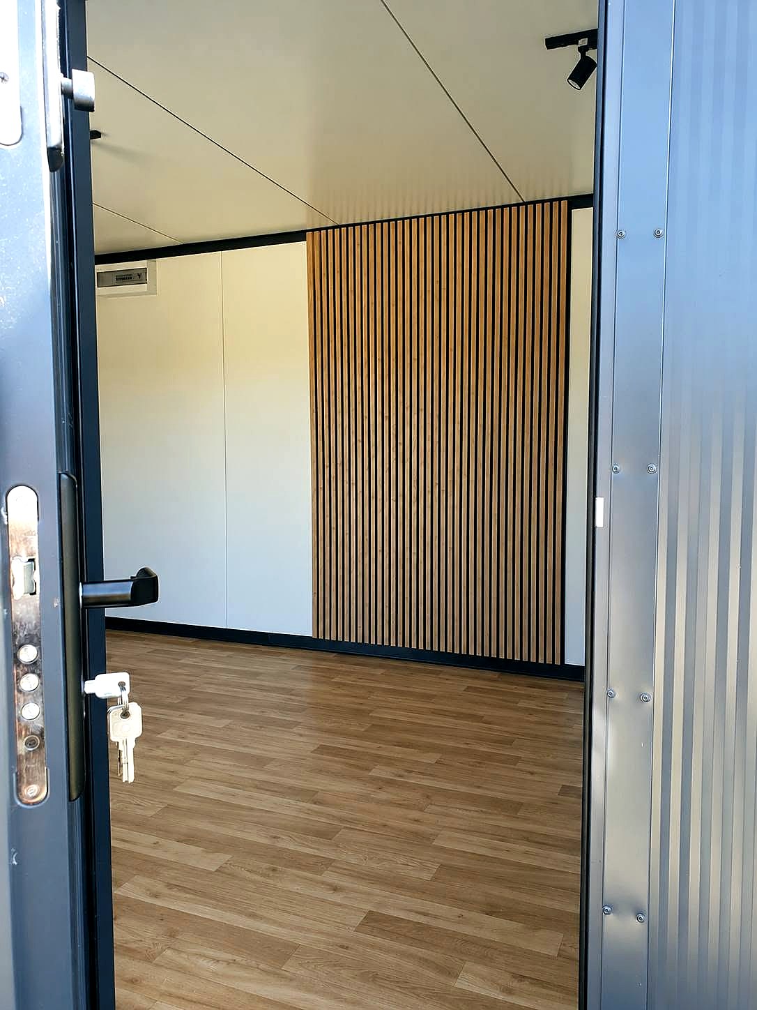 Woonruimte van de 3 meter unit met houtaccentwand van Wonen in 1 Dag